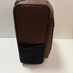 茶色のコンパクトなスーツケースの画像