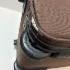 茶色のコンパクトなスーツケースの画像