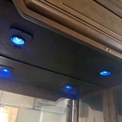 ガラス製食器棚の画像