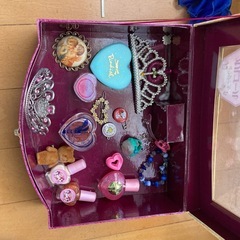 子供のアクセサリーと化粧品の画像