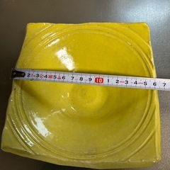 黄色い器の画像