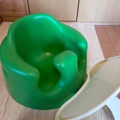Bumbo ベビーチェア グリーン トレイ付きの画像