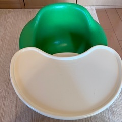 Bumbo ベビーチェア グリーン トレイ付きの画像