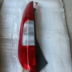 ホンダライフの左テールレンズ　未使用ですが訳ありの画像