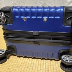 キャリーケース　ブルー色の画像