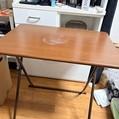 折りたたみ式の食卓の画像