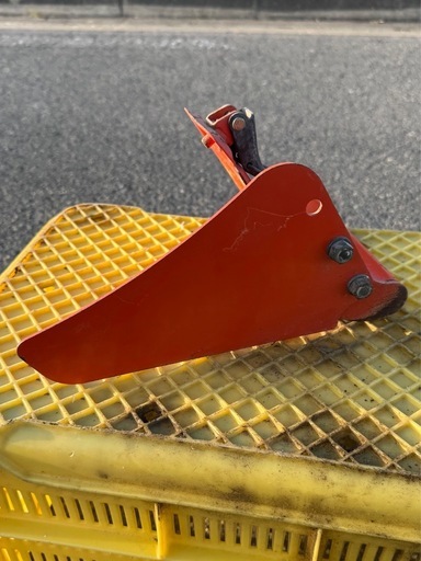 トラクター用　部品　パーツ　サイドカバー　補助カバー　クボタトラクター　ロータリー　補助カバー　尾輪　ビリン　片方のみ
