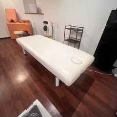 電動施術ベッドの画像