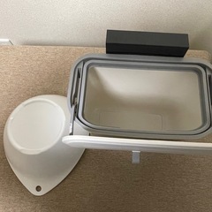 洗い桶とキッチン用ゴミ箱の画像