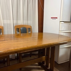 ダイニングテーブルとイスの画像