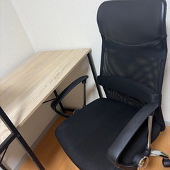 パソコンデスク、ゲーミングチェアセットリモートワークの画像