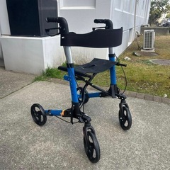 青い折りたたみ式歩行器の画像