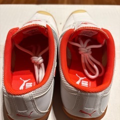 未使用　プーマ（PUMA）のジュニア向けフットサルシューズ 23.0cmの画像