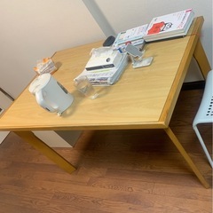 食卓 木製のテーブルの画像