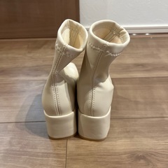 ショートブーツ　　白　の画像