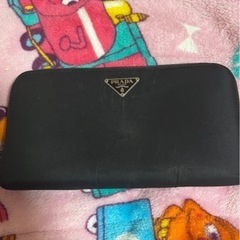 ブランド品プラダの財布もありますの画像
