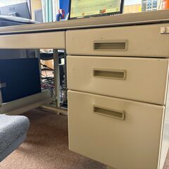 差し上げます。デスクとオフィスチェア数点あります。の画像