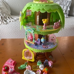 こえだちゃんと木のおうちの画像