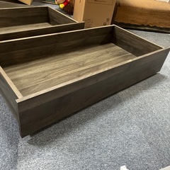 美品！ベッドの下に入れる収納ボックス2つコロ付きの画像