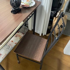 テーブルと椅子の画像