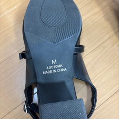 リボンビジュー付き黒パンプス、ストラップ、サイズMの画像