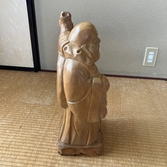 布袋様のような木彫りの置物の画像
