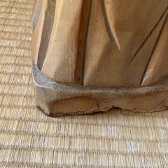 布袋様のような木彫りの置物の画像