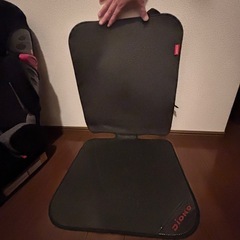 【中古】チャイルドシートと保護マットの画像