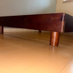 ベッドフレーム(ブックシェルフ/2口コンセント/天然木すのこベッド/シングル
の画像