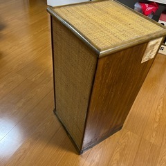 レトロなアジアンテイストな籐細工の棚の画像