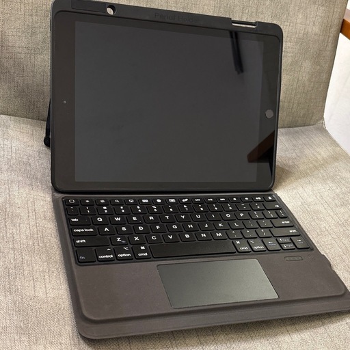 iPad第7世代32ギガキーボードカバーケース付き