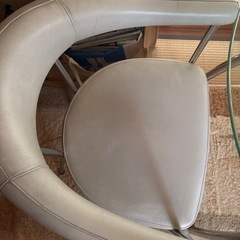 円型ガラステーブル（椅子2脚付き）の画像