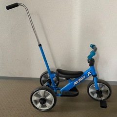 青色の三輪車の画像