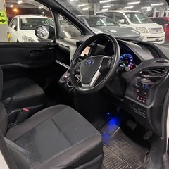 トヨタのノアハイブリッドの画像