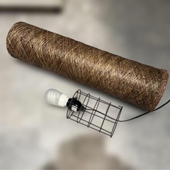 ニトリのブラウン円筒形ランプ　ラタン風ランプの画像