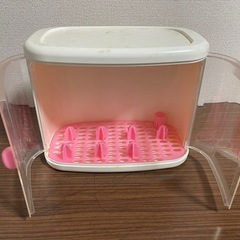 哺乳瓶用衛生ケース ピンクとホワイトの画像