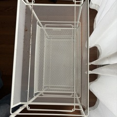 キャスター付きのラックの画像