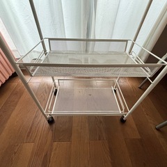 キャスター付きのラックの画像