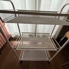 キャスター付きのラックの画像