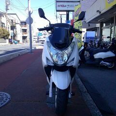 NO.5735　マジェスティ１５５Ｓ　水冷４サイクル１５５ｃｃ　フューエルインジェクション車　リヤボックス付き　ホワイト　☆彡の画像