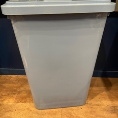 ベルク　70リットル　ゴミ箱　蓋付きの画像