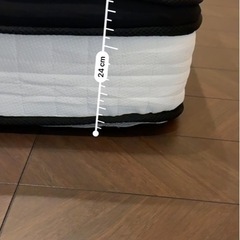 お近くの方で取りに来てくれる方限定！クィーンサイズのベッドマットの画像