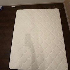 お近くの方で取りに来てくれる方限定！クィーンサイズのベッドマットの画像