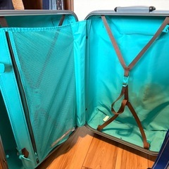 海外旅行用スーツケースの画像