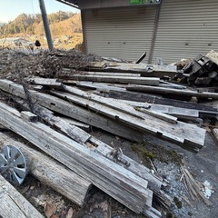 家屋の解体の廃材の画像
