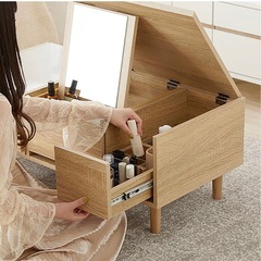 ドレッサーにもなるテーブルの画像