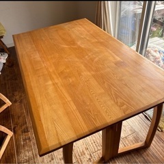 ダイニングテーブルの画像