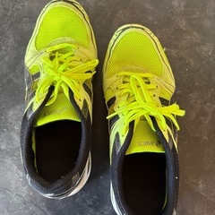 アシックスランニングシューズの画像