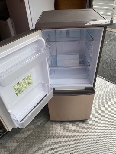 NO B938?福岡市内配送設置無料✨?SJ-D14E-N 冷蔵庫 ブロンズ系 [137L /2ドア /右開き/左開き付け替えタイプ]