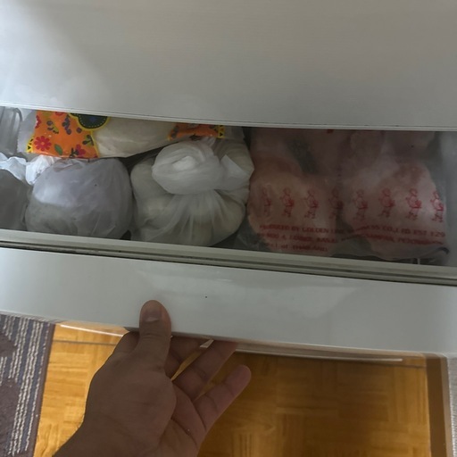 家で冷蔵庫を売っています。引き取りに来られる方を優先します。